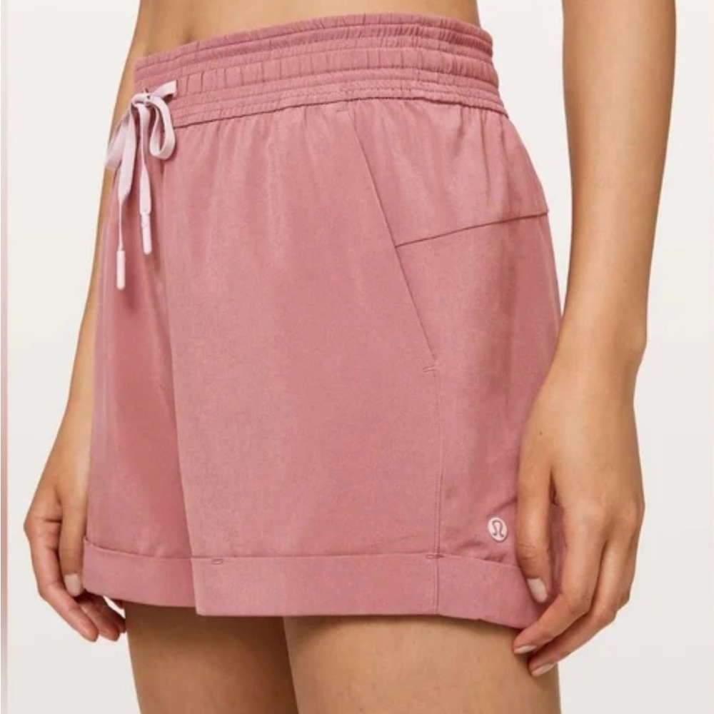 Lululemon Spring Breakaway Shorts - Picture 4 of 10